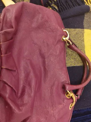 Bolso morado. De marca Tous