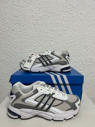 Adidas Response CL. Color blanco y beige con azul
