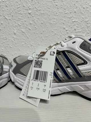 Adidas Response CL. Color blanco y beige con azul