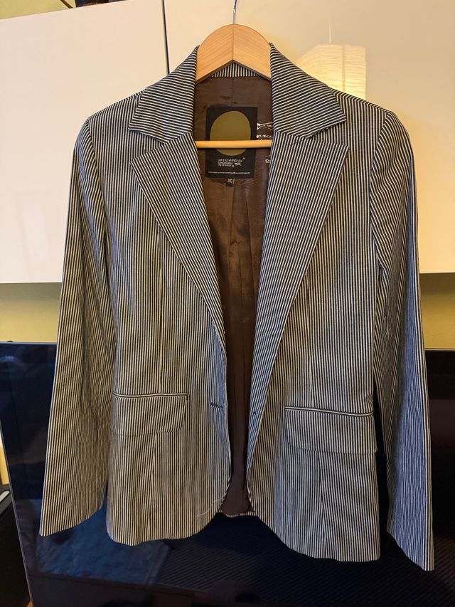 Blazer Rayas Gris y Blanco Talla XS