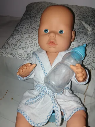 Muñeco con su biberón y original para hacer pipí.