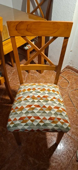 MESA DE MADERA, SEIS SILLAS TAPIZADAS. URGE MUDANZ