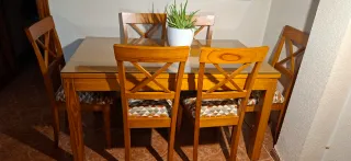 MESA DE MADERA, SEIS SILLAS TAPIZADAS. URGE MUDANZ
