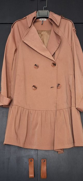 Gabardina con volante