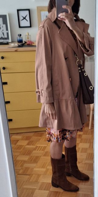 Gabardina con volante