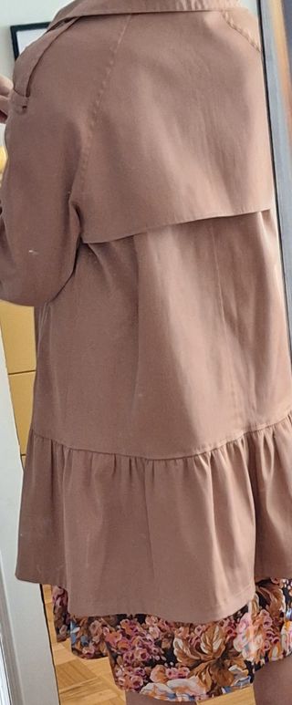 Gabardina con volante