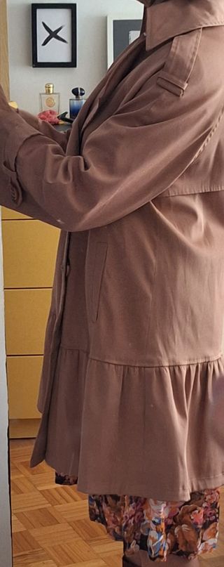 Gabardina con volante