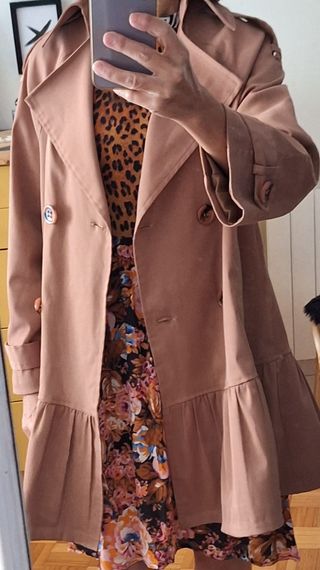 Gabardina con volante