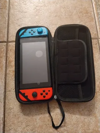 Nintendo Switch con 2 fundas y juego