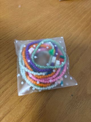 Pulseras con abalorios y dijes de frutas