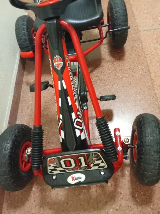 Coche a pedales rojo y negro