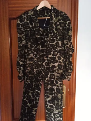 Traje pantalon Mujer . T M. Tipo leopardo.