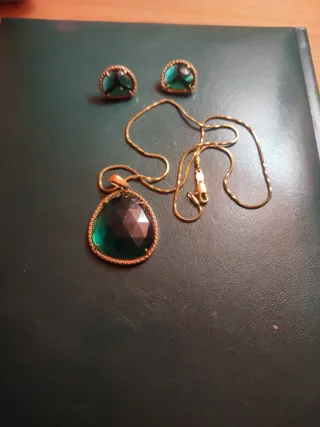 Collar y pendientes de oro con esmeraldas