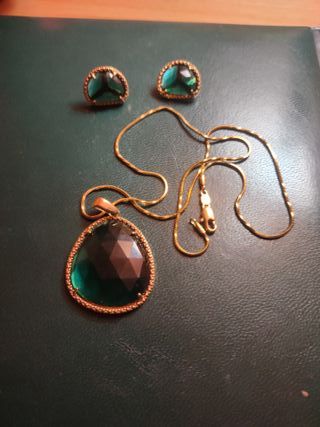 Collar y pendientes de oro con esmeraldas