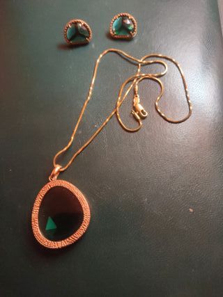 Collar y pendientes de oro con esmeraldas