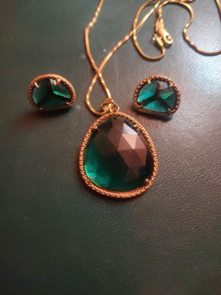 Collar y pendientes de oro con esmeraldas