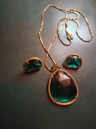 Collar y pendientes de oro con esmeraldas