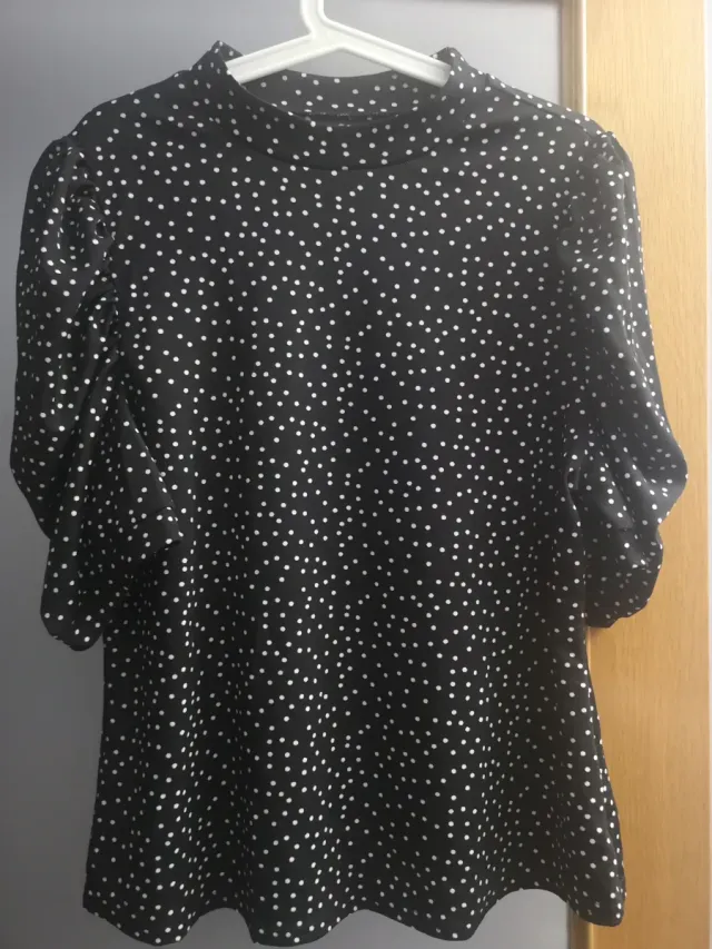 Camiseta mangas abullonadas. Sin estrenar