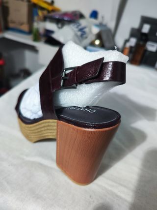 Sandalias plataforma tacon efecto madera vino