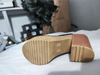 Sandalias plataforma tacon efecto madera vino