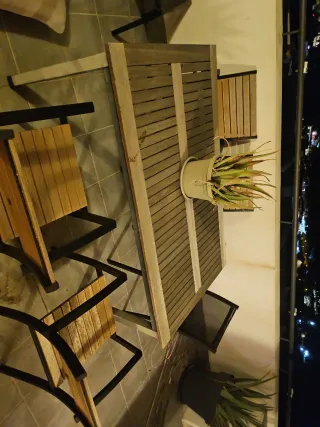 Mesa y sillaa jardin