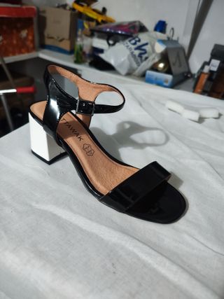 Sandalias tacon ancho charol negro Chattawak