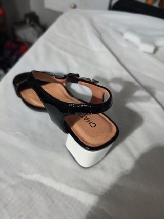 Sandalias tacon ancho charol negro Chattawak