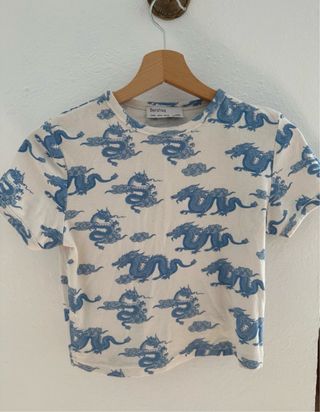 Camiseta crop estampado dragones