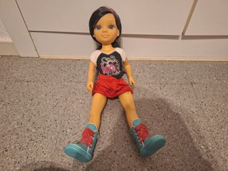 Muñeca Nancy con falda roja y botas