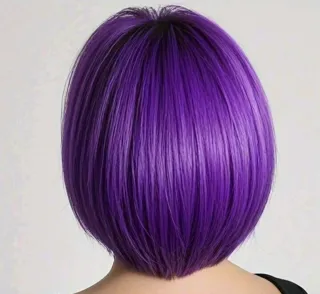 Peluca corta morada con flequillo