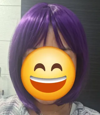 Peluca corta morada con flequillo