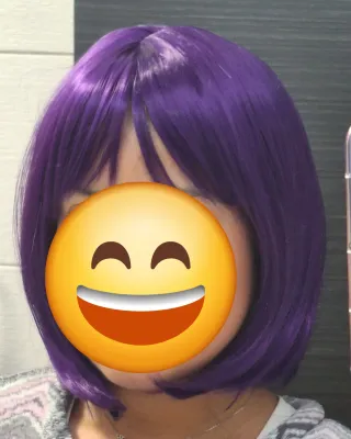 Peluca corta morada con flequillo