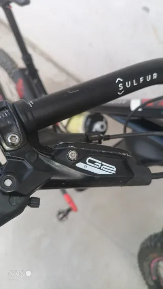 Bici elettrica Mondraker con telaio nero e dettagli in mousse e tubeless rossi