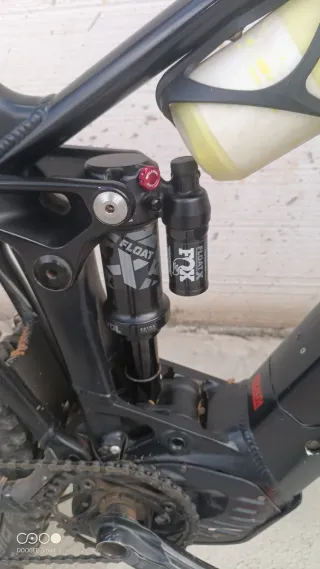 Bici elettrica Mondraker con telaio nero e dettagli in mousse e tubeless rossi