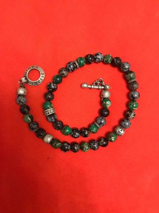 Elegante pulsera de piedras y piezas
