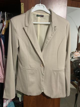 Vendo chaqueta americana de vestir para mujer.