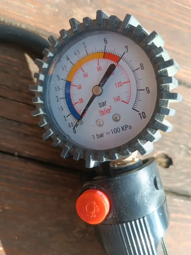 Manómetro para medir la presión de neumáticos