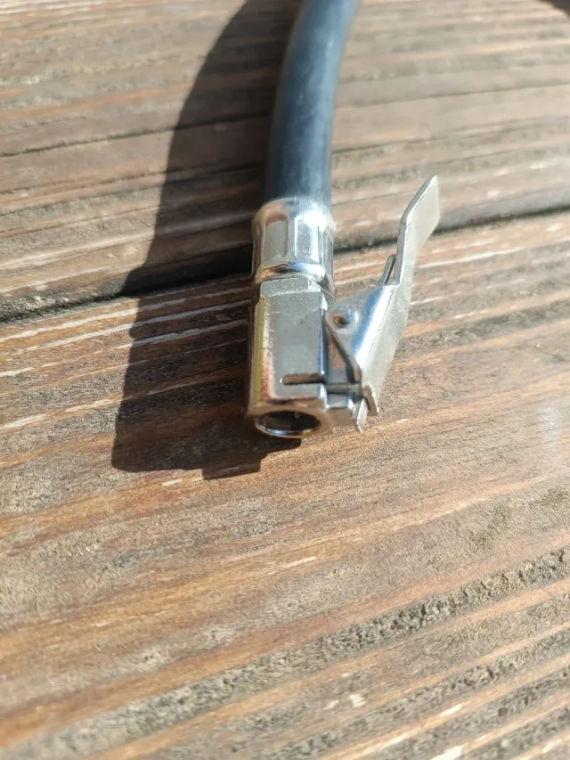 Manómetro para medir la presión de neumáticos