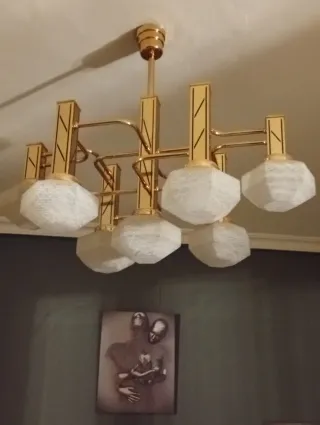 Lámpara de techo dorada y blanca