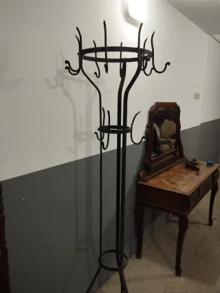 Perchero antiguo de hierro