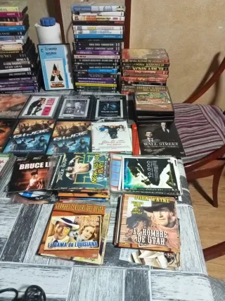 Tres reproductores DVDs y pelis