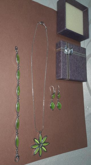 Collar, pulsera y pendientes plateados y verdes