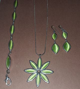 Collar, pulsera y pendientes plateados y verdes