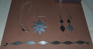 Collar, pulsera y pendientes plateados y verdes