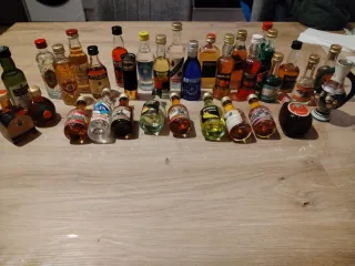 Collezione di bottiglie antiche per decorazione