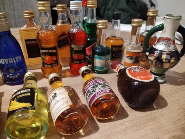 Collezione di bottiglie antiche per decorazione