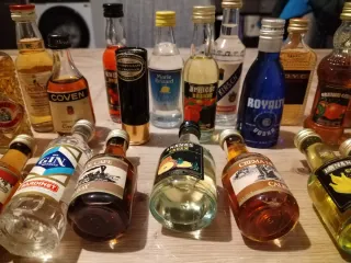 Collezione di bottiglie antiche per decorazione