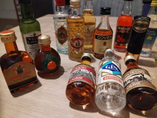 Collezione di bottiglie antiche per decorazione