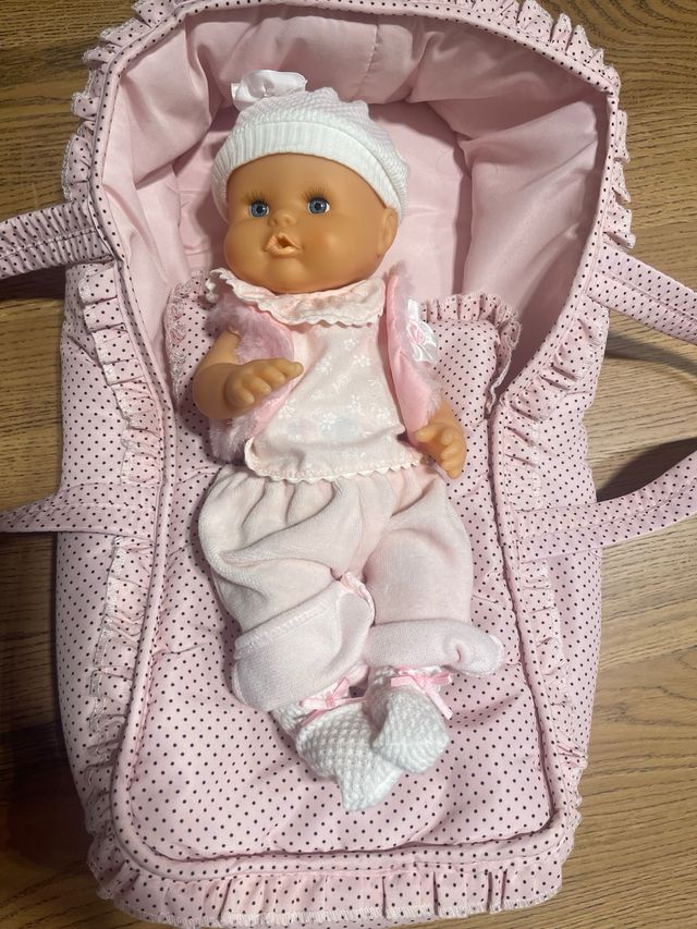 Bambola Nenuco con la sua culla