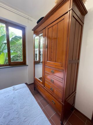 Armadio antico con specchio e cassetti